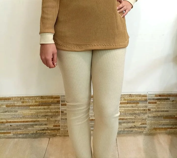 نمونه دوخته شده و پوشیده شده نمونه دوخت الگو خیاطی شلوار جذب زنانه با رنگ کرمی