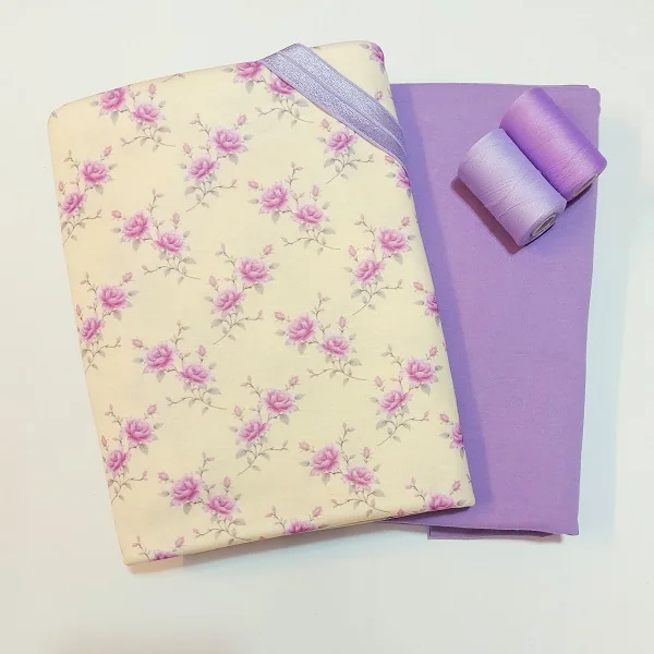 عکس از ست پارچه تریکو طرح نغمه صبحگاهی با زمینه کرم و گل های یاسی و پارچه یکرو پنبه سوپر با رنگ یاسی