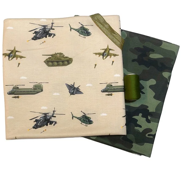 عکس از پارچه تریکو طرح چریکی و جنگی از نمای نزدیک به همراه نوار اریب و قرقره ترویرا هم رنگ