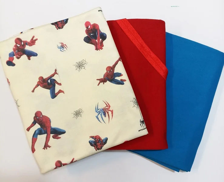 عکس پارچه تریکو طرح مرد عنکبوتی (اسپایدر من) به همراه ست یکرو پنبه آبی و قرمز